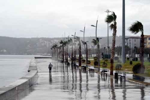 aliagada-firtina-etkisini-surdurecek-1.jpg