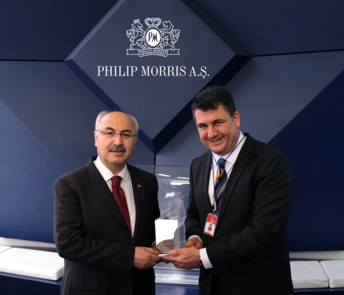 izmir-valisi-yavuz-selim-kosger-philip-morris-turkiye-genel-mudur-yardimcisi-emre-colak.jpg