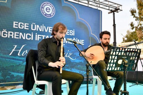 ege-universitesi-ve-turk-kizilayi-egeli-ogrencileri-iftar-yemegi-1.jpg