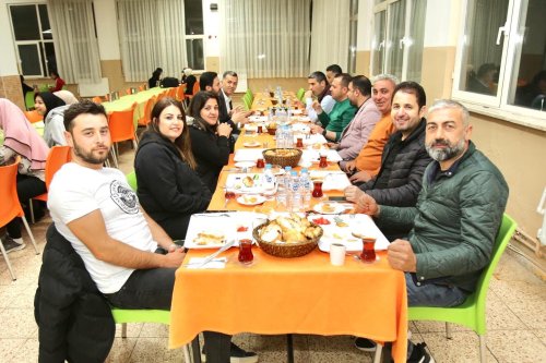 seferihisar-uluslararasi-imkb-anadolu-imam-hatip-lisesinde-gerceklesen-sahur-programina-seferihisar-kaymakami-naci-aktas-ak-parti-seferihisar-ilce-teskilati-ve-ilce-milli-egitim-muduru-ahmet-vehbi-koc-katildi.jpeg