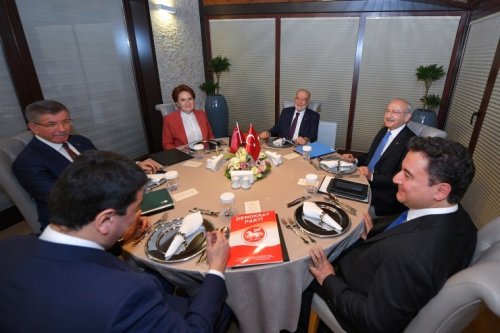 6li-masa-otururken.jpg