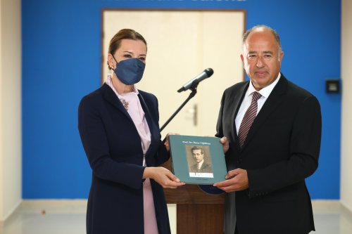 deu-rektoru-prof-dr-nukhet-hotar-ahmet-yigitbasi.jpg
