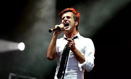 unlu-rockci-teoman-konserdeki-hareketiyle-herkesi-sasirtti-1564900884-9725.webp