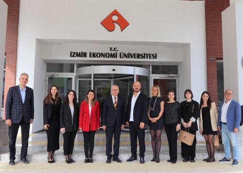 izmir-ekonomi-universitesi-ieu-ogrencilerin-staj-imkanlarini-gelistirmek-icin-yaptigi-is-birliklerine-bir-yenisini-daha-ekleyerek-bilsev-group-ile-protokol-imzaladi.jpg