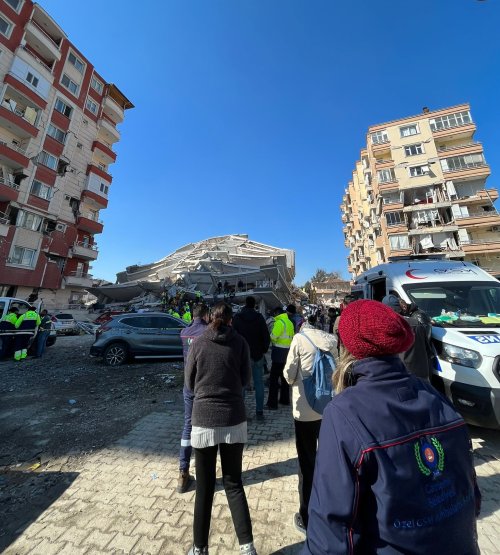 gaziemir-belediyesinin-saglikcilari-depremzedelere-sifa-oluyor-2.jpeg