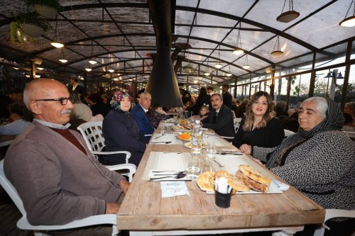 urla-belediyesi-sehit-ve-gazi-aileleri-iftar-yemegi-fotograflari-3.jpg