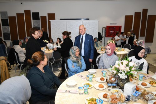 karabaglar-belediyesi-semt-merkezi-kadinlarina-iftar5.jpg