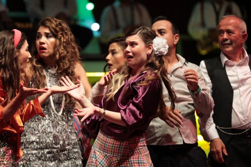 3-aliaga-belediye-tiyatrosu-oyuncularindan-muhtesem-performans.jpg