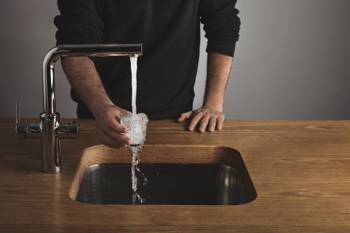 brutal-barista-black-sweatshot-thick-wooden-table-rinses-small-tranparent-glass-with-water-silver-metal-tap-cafe-shop-water-drops-out-glass-346278-482.jpg