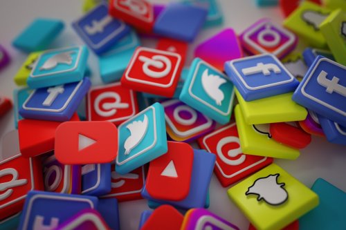 pile-3d-popular-social-media-logos-1379-881.jpg