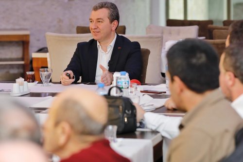 baskan-kostu-gazetecilerle-bulustu-2.jpeg