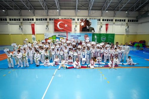 gaziemirin-taekwondocularindan-kusak-mucadelesi-9.jpg