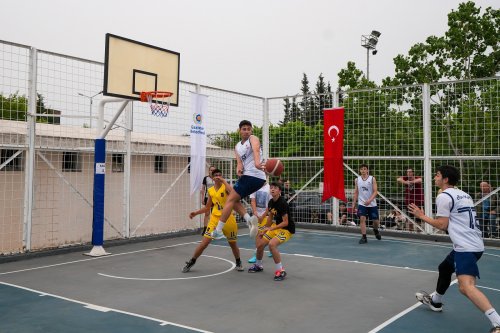 basketbolcular-gaziemirde-kiyasiya-yaristi-3.jpg