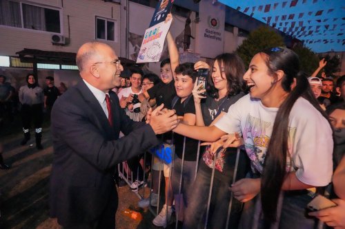 gaziemir-genclik-festivaline-yasli-amca-ile-muhtesem-final-8.jpg