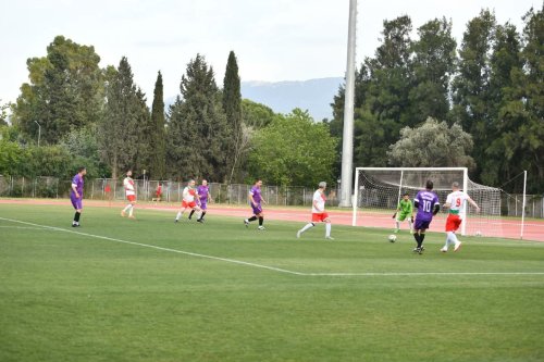 ege-karsiyaka-isitme-engelliler-spor-kulubu-takimi-ile-ege-universitesi-masterlar-futbol-takimi-arasinda-dostluk-maci-3.jpg