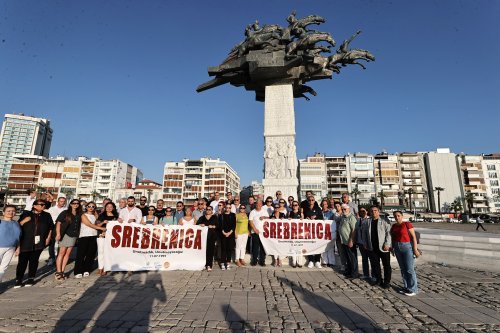 srebrenitsa-katliaminda-hayatini-kaybedenler-konakta-anildi-2.jpeg