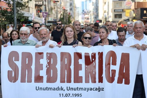 srebrenitsa-katliaminda-hayatini-kaybedenler-konakta-anildi-4.jpeg