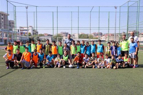 baskan-gorkem-duman-futbol-kurslarini-ziyaret-etti-1.jpg