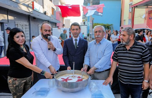 bayraklida-dortbin-kisiye-asure-dagitildi-6.jpeg