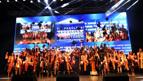 beyaz-onluklerini-giyerek-basladiklari-6-yillik-egitim-yolculugunu-gurur-ve-mutlulukla-bitiren-hekimler-keplerini-havaya-firlatarak-mezuniyet-coskusunu-doyasiya-yasadi.jpg
