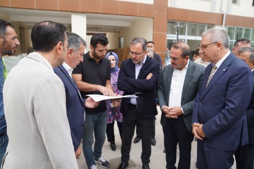 rektor-prof-dr-budak-ve-dr-kasapoglu-eu-kampusundeki-yurtlarda-incelemelerde-bulundular-7.jpg