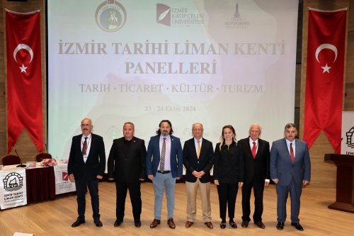 baskan-mutlu-izmir-tarihi-liman-kenti-panellerinde-konustu-1.jpeg