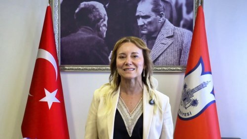 konak-belediye-baskani-nilufer-cinarli-mutlu.webp