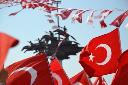 izmir-manzarali-turk-bayragi-resimleri-3.jpg