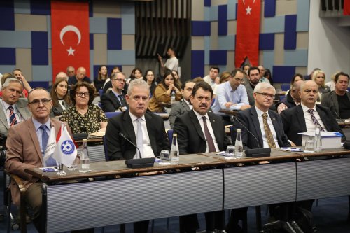 oldukca-yogun-bir-katilimla-gerceklesen-sempozyum-gun-boyu-devam-etti.jpg