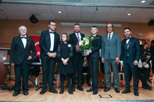 dunyanin-en-buyuk-otizm-orkestrasi-bucalilari-buyuledi-03.jpeg