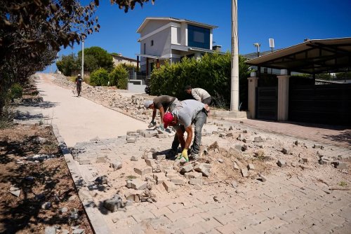 dalyan-mahallemizde-izbeton-ve-fen-isleri-mudurlugu-ekiplerimizin-ortak-calismasiyla-yurutulen-asfalt-ve-kilit-parke-tasi-calismalarinda-sona-yaklasiyoruz-cesmemizin-her-kosesinde-modern-ve-guvenli-yollari-kom-2.jpg