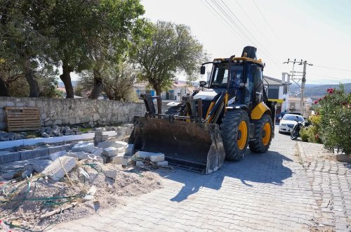 ovacik-mahallemizde-surdurdugumuz-kilit-parke-tasi-yenileme-calismalarini-yerinde-ziyaret-ederek-ekip-arkadaslarimla-bir-araya-geldim-yollarimizi-daha-guvenli-ve-modern-hale-getirmek-icin-ozveriyle-calisan-fen-is-3.jpg