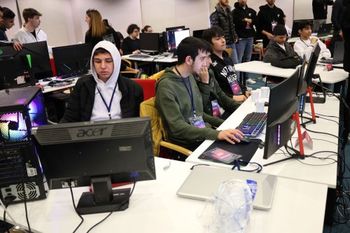 izmir-ekonomi-universitesi-ieu-meslek-yuksekokulu-hizla-gelisen-oyun-sektorune-liseli-genclerin-ilgisini-artirmak-amaciyla-gameathon-4-0-etkinligini-gerceklestirdi-2.jpg