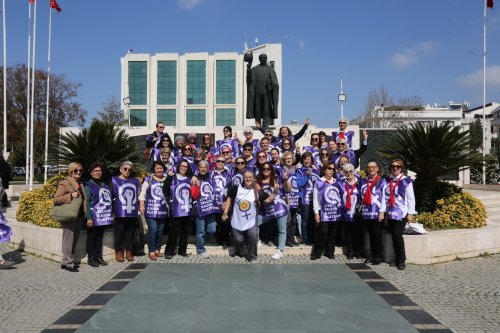 8-mart-kadin-zinciri-4.jpeg