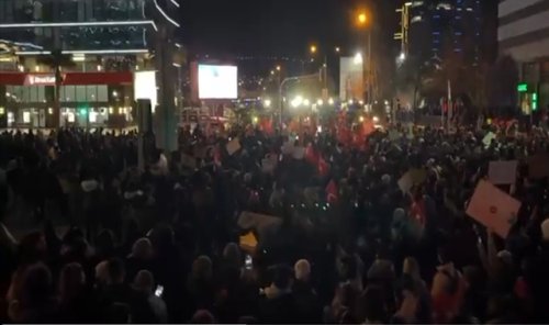 izmir-de-imamoglu-protestosu-ak-parti-binasina-sicradi-8352.webp