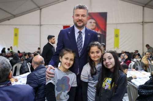 baskan-gorkem-duman-kadir-gecesinde-vatandaslarla-ayni-sofrada-bulustu-1.jpg