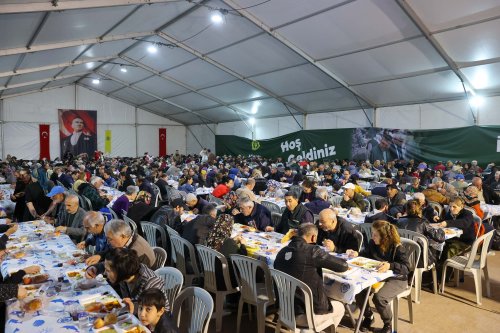 baskan-gorkem-duman-kadir-gecesinde-vatandaslarla-ayni-sofrada-bulustu-4.jpg