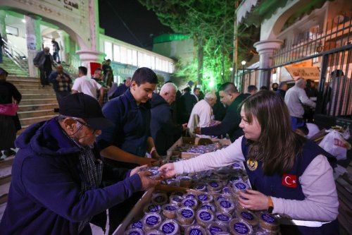 baskan-gorkem-duman-kadir-gecesinde-vatandaslarla-ayni-sofrada-bulustu-9.jpg