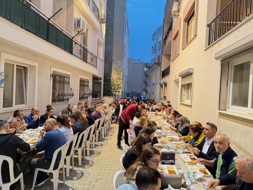recep-pehlivan-icin-mevlid-i-serif-ve-iftar-programi-duzenlendiseferihisar-belediye-baskan-yardimcisi-gokhan-pehlivanin-vefat-eden-babasi-recep-pehlivan-icin-camikebir-mahallesi-hamam-alani-mevkiinde-guduk-minar-4.jpg
