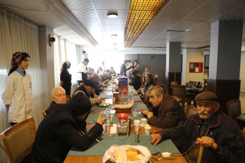 akincilar-huzur-evi-sakinleri-liseli-ascilarla-yemek-yarismasi-yapti-3.jpeg