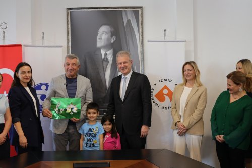 izmir-ekonomi-universitesi-ieu-ile-guzelbahce-belediyesi-anaokulu-cagindaki-cocuklarin-egitim-sureclerini-ve-gelisimlerini-hizlandiracak-ornek-bir-is-birligine-imza-atti.jpeg