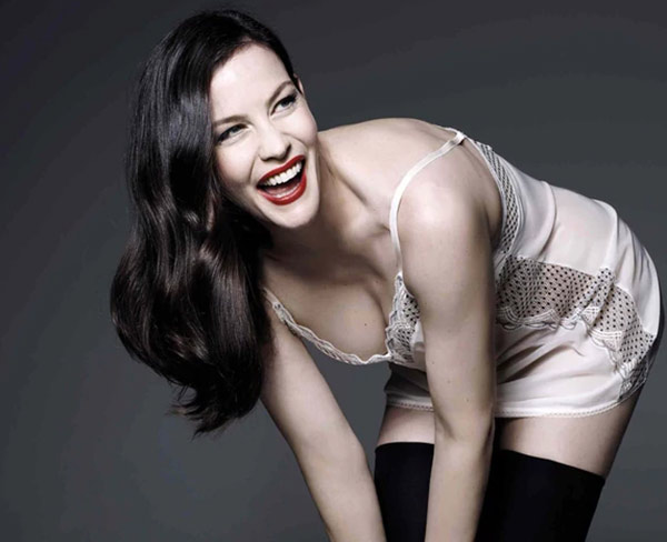 liv-tyler-parmak-isirtti--10177089.jpeg