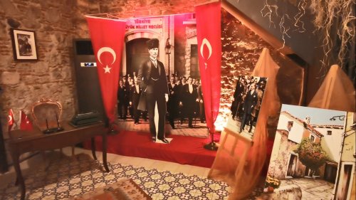 serginin-en-dikkat-ceken-bolumlerinden-biri-de-turk-kadininin-ulu-onder-mustafa-kemal-ataturk’e-saygisini-ifade-eden-ataturk-kosesi-oldu..jpg